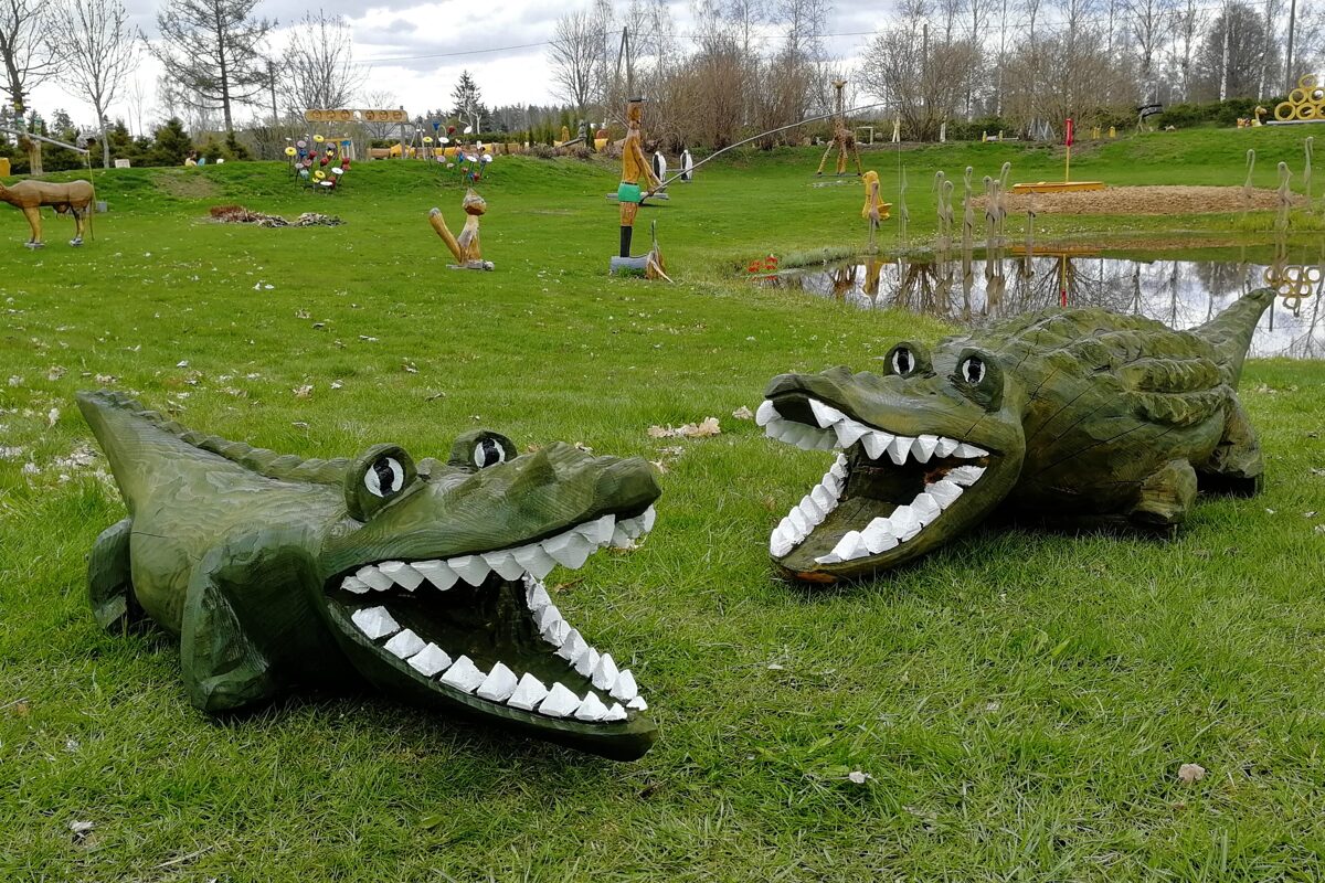 no koka veidotas zaļas krokodillu skulptūras