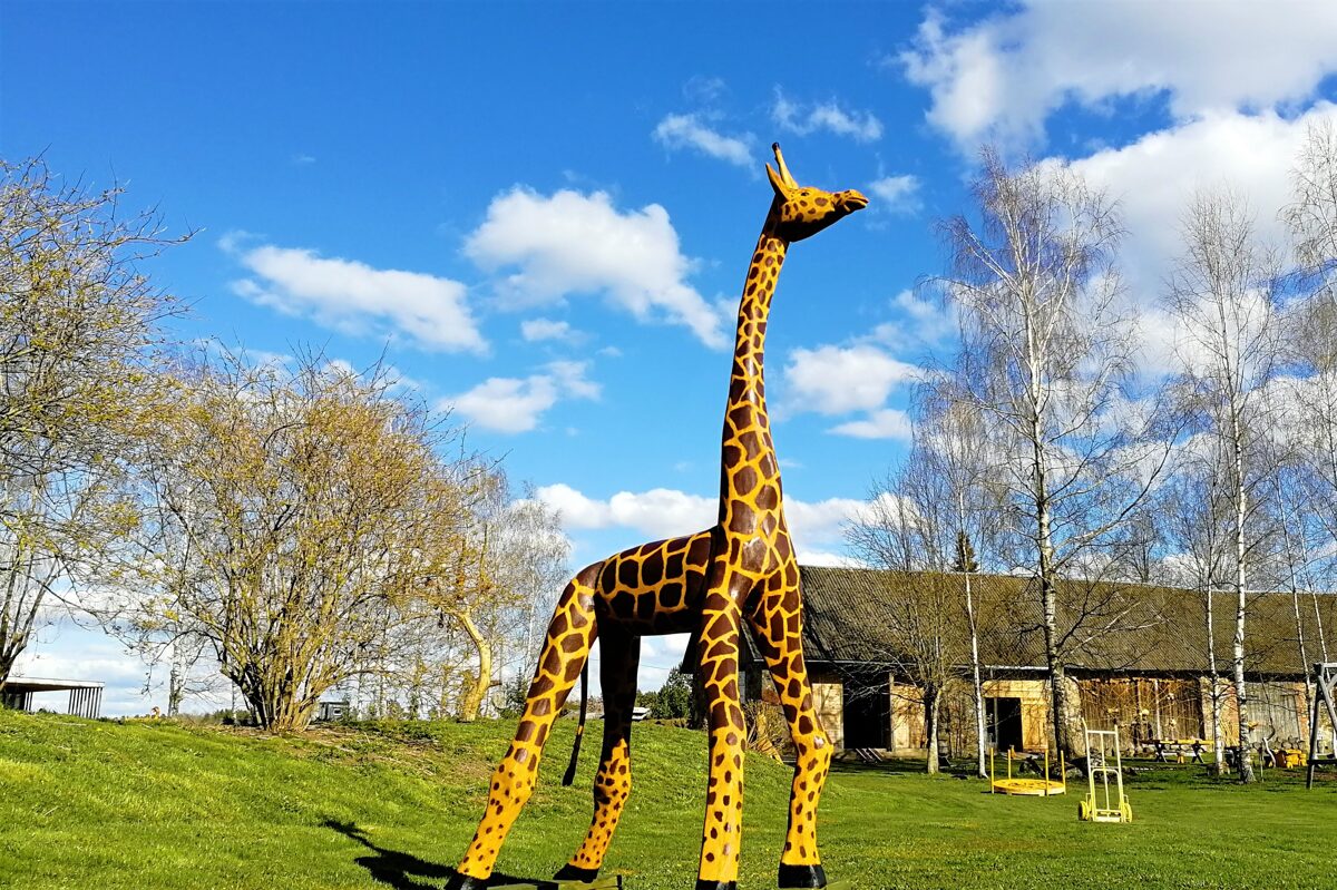 liela-koka-skulptūra-žirafe